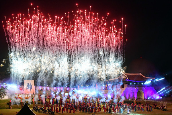 2019년 제56회 수원화성문화제 폐막연 무예 공연 ‘야조’ 공연 중 불꽃이 하늘을 수놓고 있다. (사진제공=수원시청)