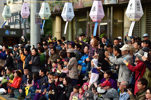 2016년 시민과 외국인들이 어우러져 수원화성문화제를 즐기고 있다. (사진제공=수원시청)