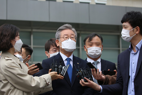 이재명 경기도지사가 16일 오전 경기도 수원시 영통구 수원고등법원에서 열리는 파기환송심 선고공판에 출석해 무죄를 선고 받은 뒤 기자들의 질문에 답하고 있다. (사진=나문성 기자)