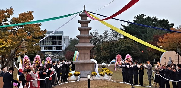 이천오층석탑환수위원회는 16일 오후 5시 이천아트홀앞 광장에서 일제강점기 무단으로 일본으로 반출된 이천오층석탑의 환수를 기원하는 염원탑을 시민들의 정성으로 제막식을 가졌다. (사진=송석원 기자)