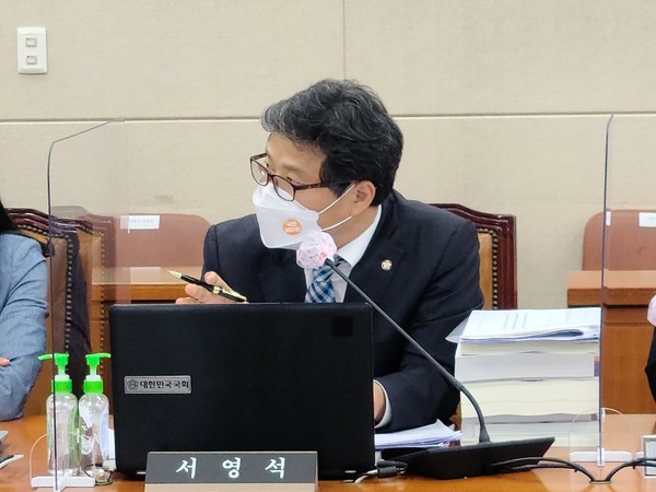 서영석 의원이 대한적십자사로부터 제출받은 자료를 분석한 결과, 최근 5년간(2015~2019) 적십자회비 고지서 제작 및 배포에 소요된 비용은 총 155억 9986만원인 것으로 집계됐다. 하지만 배포된 고지서의 회신율과 고지금액 대비 모금률은 지속적으로 하락하고 있는 것으로 나타났다. (사진제공=서영석 의원실)
