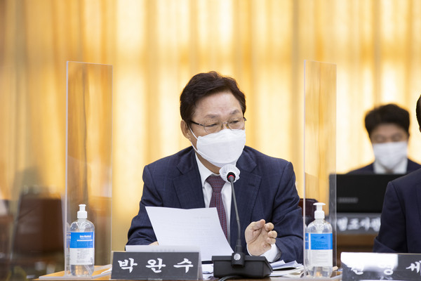 박완수 국민의힘 의원이 19일 오전 경기도 수원시 팔달구 경기도청에서 열린 국회 행정안전위원회 경기도 국정감사에서 발언하고 있다. (사진=경기도 제공)
