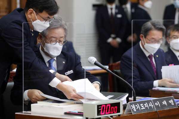 이재명 경기도지사가 19일 오전 경기도 수원시 팔달구 경기도청에서 열린 국회 행정안전위원회 경기도 국정감사에서 의원들의 질의 답하기 위해 자료를 찾고 있다. (사진=경기도 제공)