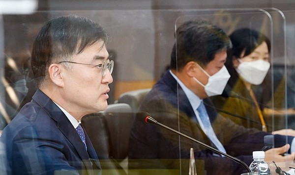 손병두 금융위원회 부위원장은 코로나19로 인한 소상공인 지원 대출에서 소외되고 있는 저신용자들에게 혜택일 돌아가야 한다고 강조했다.(사진=금융위)