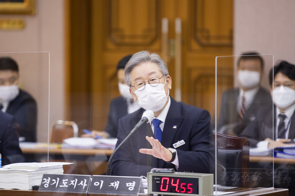 20일 오전 경기도청 신관 4층 제1회의실에서 이재명 경기도지사 등 경기도 간부공무원들과 국회 국토교통위원회 위원들이 참석한 가운데 2020년 국토교통위원회 국정감사가 열렸다. (사진제공=경기도청)