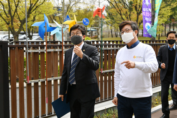 지난 4월 염태영 수원시장이 수원시 기후변화체험관을 방문한 조명래 환경부장관(왼쪽)에게 설명하고 있다. (사진제공=수원시청)
