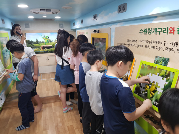 ‘찾아가는 수원이 환경교실’ 버스에서 다양한 환경교육 체험을 하고 있는 어린이들. (사진제공=수원시청)