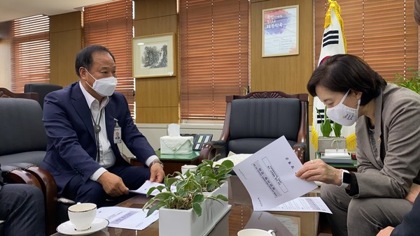 정동균 양평군수는 20일 유은혜 교육부 장관 겸 사회부총리를 방문해 경기미래학교 학교단위 공간혁신사업과 4차 산업 체험공간 구축사업에 대한 지원을 적극 건의했다. (사진제공=양평군청)