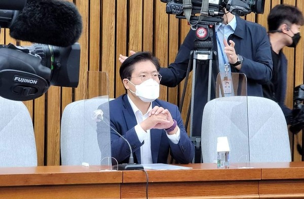 송석준 의원은 “비주택 거주자들의 삶의 질 향상을 위해 공공임대주택 등으로 이주가 필요하지만, 국토부의 수요조사 실패와 홍보 부족으로 실적이 부진했다”며, “비주택 거주자들의 수요에 부응하는 공급물량 확보 및 인근지역으로 이주 유도 등 실효성 높은 지원대책으로 주거상향 지원사업의 성과를 높여야 한다”고 주장했다. (사진=송석준 의원 인스타그램)