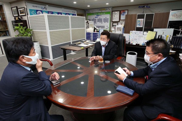 허인환 인천 동구청장은 21일 이승우 인천도시공사 사장과 면담을 갖고 있다. (사진제공=동구청)