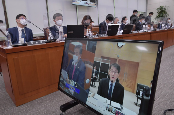 장하성 주중대사가 21일 오전 국회에서 열린 외교통위원회의 주일대사관, 주중대사관에 대한 화상 국정감사에서 고려대학교 법인카드 부당사용과 관련 의원 질의를 받고 있다. (사진공동취재단)