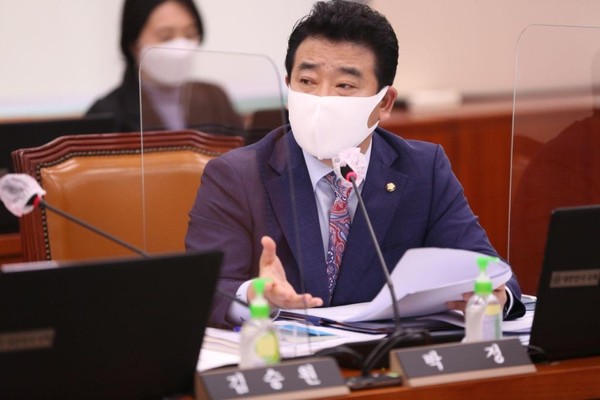 한국언론진흥재단이 집행한 정부광고대행서비스에 대한 만족도 조사결과 독점으로 인한 ‘서비스 질 향상’에 소홀했다는 지적이 대두됐다. (사진=박정 의원실)