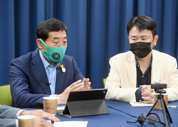 윤화섭 안산시장은 21일 안산시 공식 유튜브를 통해 ‘안전 안산을 이야기하다!’라는 주제로 시민들과 비대면으로 소통하는 시간을 보냈다. (사진제공=안산시청)