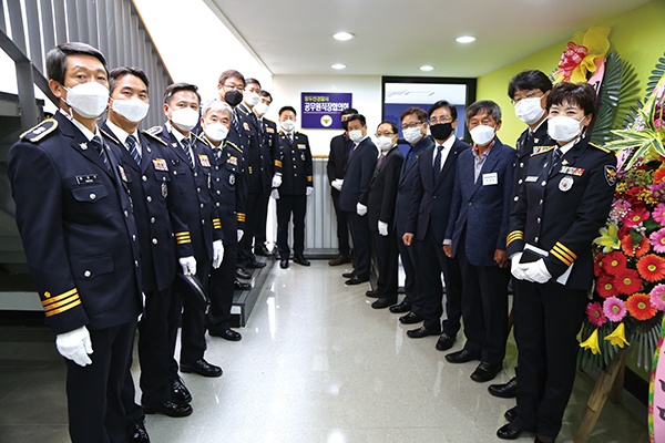 동두천경찰서는 21일 75주년 경찰의 날을 맞이해 ‘공무원직장협의회’ 사무실 개소식을 열었다. (사진제공=동두천경찰서)