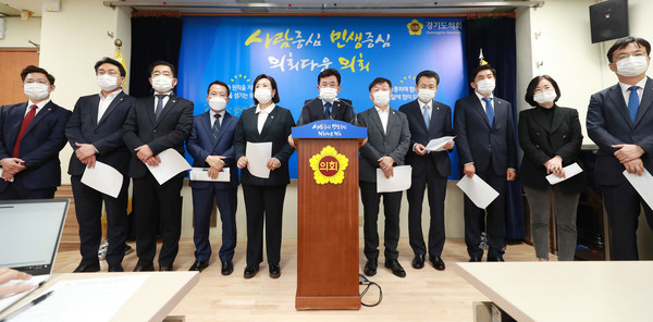경기도의회 더불어민주당이 이재정 교육감에게 고1 무상교육 조기 실시와 학교 체육관 건립 예산 반영을 촉구하고 나섰다. 사지진은 브리핑을 진행하고 있는 박근철 대표의원. (사진제공=경기도의회)