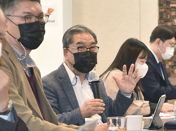 이재정 경기도교육감이 22dlf 올 4분기부터 ‘고1 무상교육’을 시행한다고 밝혔다. 이는 도의회 정책협의와 박근철 더불어민주당 대표의원을 비롯해 소속의원들의 간곡한 요청을 전폭적으로 수용해 결정한 것이다. (사진제공=경기도교육청)