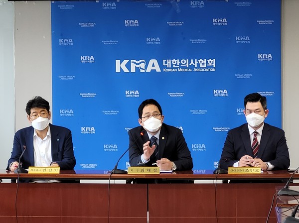 대한의사협회가 22일 오후 서울 용산구 의협 임시회관에서 독감 예방접종 사망사고 관련 긴급 기자회견을 열고 예방접종사업을 1주일간 유보해야 한다고 주장했다. (사진=대한의사협회)