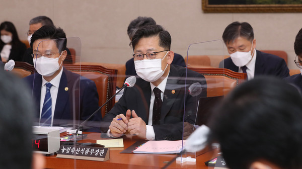 [서울=뉴시스]김진아 기자 = 김현수 농림축산식품부 장관이 23일 오전 서울 여의도 국회에서 열린 농림축산식품해양수산위원회의 농림축산식품부 및 소관기관 종합감사에서 의원 질의에 답변하고 있다. (사진공동취재단)