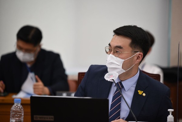 더불어민주당 법제사법위원회 김남국 의원실(안산시 단원을)이 국방부로부터 제출받은 자료를 분석한 결과, 지난 5년 동안 군내 마약범죄가 증가추세를 보이고 있다고 밝혔다. 사진은 국정감사 중인 김남국 의원. (사진제공=김남국 의원실)