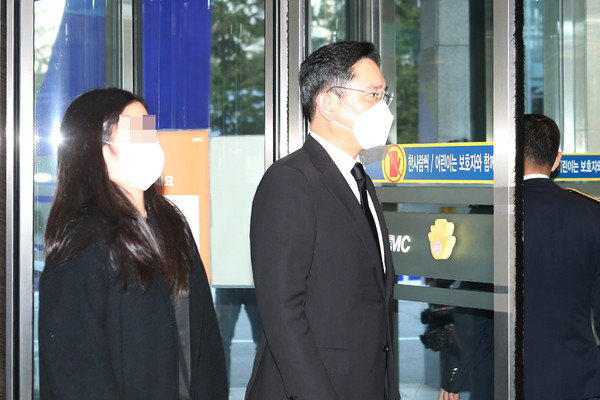 고(故) 이건희 삼성전자 회장 상주인 이재용 삼성전자 부회장이 장례식장에 들어서고 있다.(사진=김정삼 기자)