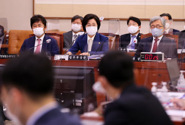 추미애 법무부 장관이 26일 국회에서 열린 법제사법위원회의 법무부, 감사원 등에 대한 종합국정감사에 출석해 의원들의 질의에 답하고 있다. (사진=국회사무처 제공)
