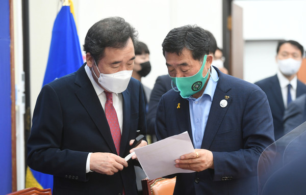 윤화섭 안산시장이 지난 12일 국회 더불어민주당 대표실에서 이낙연 대표와 성범죄 재범방지대책과 관련한 대화를 나누고 있다. (사진제공=안산시청)