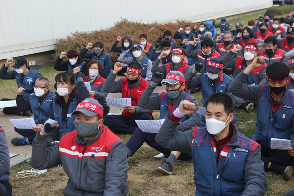민주노총 서비스연맹 전국택배연대노동조합원들이 27일 오전 서울 송파구 서울복합물류센터에서 열린 롯데택배 전국 파업출정식에서 구호를 외치고 있다. (사진=나문성 기자)