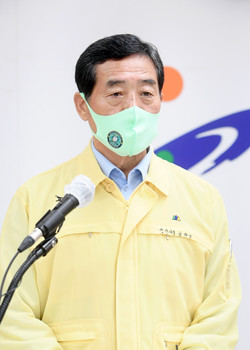 윤화섭 안산시장이 대학생 자부담 등록금 반값지원에 대해 설명하고 있다. (사진제공=안산시청)