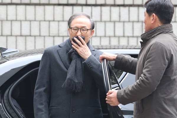 이명박 전 대통령이 지난 1월 8일 오후 항소심 결심공판에 출석하기 위해 서울고등법원으로 들어서고 있다. (중앙신문 자료사진)