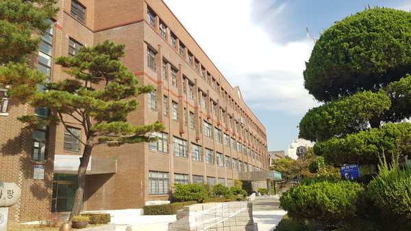 전교생 원격수업 들어간 분당중학교... 관련 확진자 13명으로 늘어분당중학교 관련 확진자자 13명으로 늘어나는 등 해당 학교는 학생들의 등교를 중단시키고 다음 달 6일까