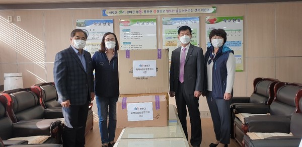 연천군 지역사회보장 협의체는 연천군 관내 초등학교 1학년 재학생에게 코로나19 예방키트와 복지기관 정보제공을 위한 분과활성화 사업을 마무리했다. (사진제공=연천군 지역사회보장 협의체)