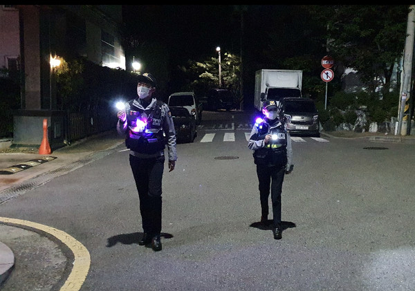 인천지방경찰청이 주민들의 호평을 받고 있는 지역안전순찰제를 인천지역 전역으로 확대 시행하기로 했다. 사진은 야간순찰 중인 경찰관들. (사진=인천지방경찰청)