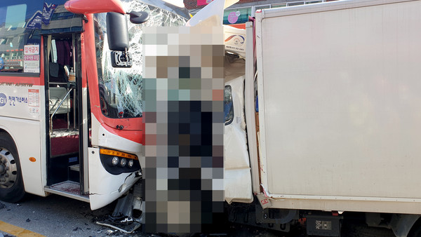 남양주시 퇴계원의 한 도로에서 시내버스와 1t 트럭이 정면충돌하는 사고가 발생해 트럭 운전자 A씨가 숨지고, 버스 승객이 다치는 등 6명의 사상자가 발생했다.(사진제공=남양주소방서)