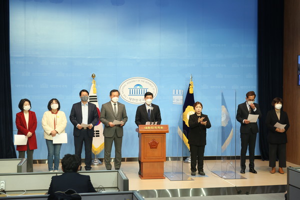 국회 행정안전위원회 이해식의원이 3일 국회 소통관에서 ‘마을공동체 활성화 기본법’ 제정을 촉구하는 기자회견을 하고 있다. (사진=나문성 기자)