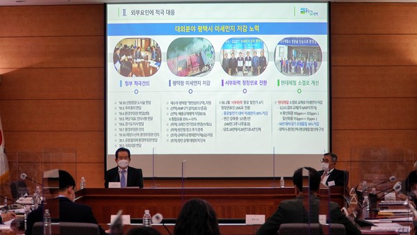 정장선 평택시장은 지난 2일 국무총리 주재 제4차 미세먼지특별대책위원회에 참석해 평택시 미세먼지 종합대책인 ‘평택 푸른하늘 프로젝트’ 추진사항과 함께 평택시 미세먼지 문제해결을 위해 ‘12개 지자체 공동협의체 지원’과 ‘평택항 배후지역 해양생태공원 조성’에 대해 정부지원을 강력히 건의했다. (사진제공=평택시청)