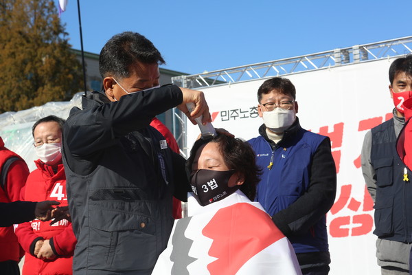 김재하 민주노총 비대위원장을 비롯한 비대위원들이 4일 오전 서울 영등포구 여의도 국회의사당 앞에서 열린 '노동개악 저지! 전태일 3법 쟁취! 국회 농성돌입 기자회견'에서 삭발식을 하고 있다. (사진=나문성 기자)