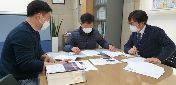 ‘2020년 수원시 규제혁신 우수부서 평가’서 최우수 부서에 건축과가 선정되는 등 6개 부서에 대한 선정을 마쳤다. 사진은 고호 건축기획팀장(가운데), 오종수 건축허가팀장(오른쪽 첫번째) 등 ‘2020년 수원시 규제혁신 우수부서 평가’에서 최우수 부서로 선정된 건축과 직원들이 회의하는 모습. (사진제공=수원시청)