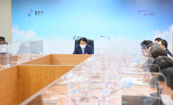 용인시백군기 시장 폐기물 배출 관련 회의 주재하고 있는 모습. (사진제공=용인시청)
