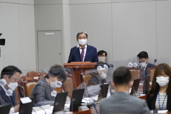 4일 국회에서 열린 운영위원회 전체회의에서 노영민 청와대 비서실장이 발언하고 있다. (사진=국회사무처)