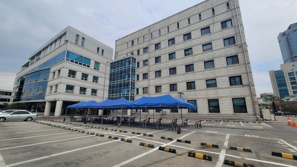 양평군청 6층에 있는 CCTV(방범폐쇄회로TV)관재센터에 근무하는 파견 경찰관이 신종 코로나바이러스 감염증(코로나19)의 확진에 따라 군청을 폐쇄하고 지역확산을 방지하기 위해 총력을 다하고 있다. 사진은 양평군청 내 임시진료소 전경. (사진제공=양평군청)
