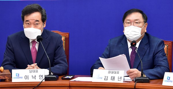 더불어민주당 이낙연 대표와 김태년 원내대표는 검찰의 ‘월성 원전 1호기 경제성 평가 조작 의혹’과 관련, "정치 수사이자, 검찰권 남용"이라며 수사 중단을 촉구했다. (사진=중앙신문DB)