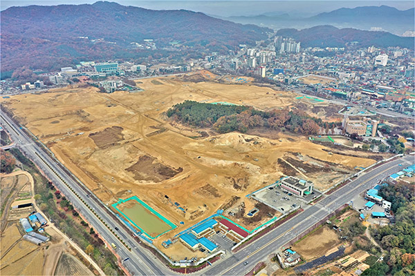 이천시 중리택지개발사업이 최근 문화재청 현장심의를 통과해 사업 추진에 탄력을 받을 전망이다. 사진은 중리택지개발사업 공사 진행 모습. (사진제공=이천시청)