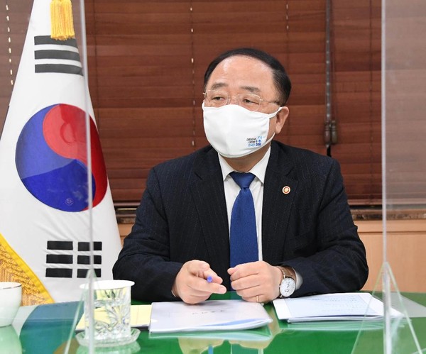 홍남기 경제부총리 겸 기획재정부 장관은 12일 미 대선 결과와 관련해 “거시경제 전반의 상방요인이 우세하지만 한편으로는 경계해야 할 당면과제도 제기된다”고 평가했다.(사진=기재부)