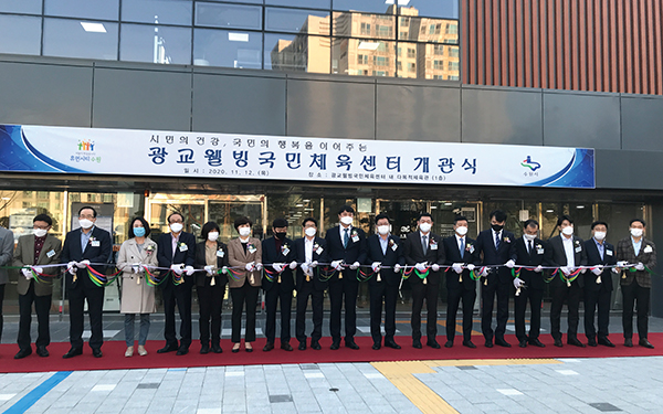 12일 열린 수원시 광교웰빙국민체육센터 개관식에 염태영 수원시장, 박광온(수원 정) 의원, 조석환 수원시의회 의장·김기정 부의장 등 시의원들과 주민 대표들이 테이프 커팅을 하고 있다. (사진=권영복 기자)