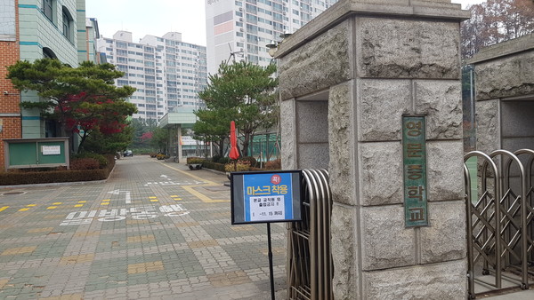 백군기 시장은 온라인 시민과의 대화를 통해 “학교·직장·모임 등 일상 전반에서 코로나19 위기가 계속되고 있다며 조금이라도 방심하면 언제든지 지역사회로 확산될 수 있는 엄중한 상황”이라고 강조했다. 이어 “오늘부터 마스크를 착용하지 않으면 과태료가 부과되는 만큼 가족과 동료, 이웃의 안전을 위해 외출 시엔 반드시 마스크를 올바르게 착용해주시기 바란다”고 당부했다. (사진제공=용인시청)