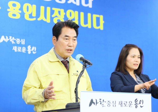 백군기 시장은 온라인 시민과의 대화를 통해 “학교·직장·모임 등 일상 전반에서 코로나19 위기가 계속되고 있다며 조금이라도 방심하면 언제든지 지역사회로 확산될 수 있는 엄중한 상황”이라고 강조했다. 이어 “오늘부터 마스크를 착용하지 않으면 과태료가 부과되는 만큼 가족과 동료, 이웃의 안전을 위해 외출 시엔 반드시 마스크를 올바르게 착용해주시기 바란다”고 당부했다. (사진제공=용인시청)
