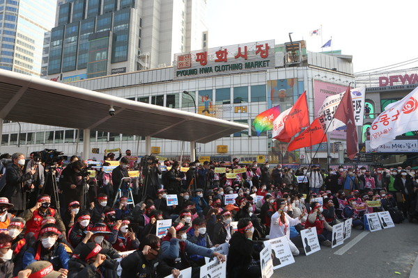 전태일 열사 50주기인 13일 오후 서울 중구 평화시장에서 열린 '인간답게 살고 싶다-전태일들의 행진' 행사에서 '비정규직 이제그만 공동행동' 회원들이 구호를 외치고 있다. (사진=나문성 기자)