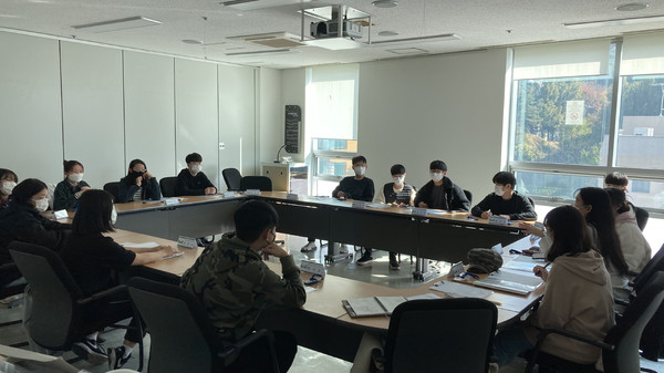 청소년수련관은 우선 청소년운영위원회, 문화공간 등 청소년 자치조직 활동을 온라인 화상회의, SNS 단체 대화방 회의 등 비대면 활동으로 대체, 청소년들과의 소통을 아어 가는 한편 코로나19 상황으로 힘들어하는 지역 시민들과 공감할 수 있는 기획 특화 프로그램을 만들어 제공하기도 한다. (사진제공=과천시청)