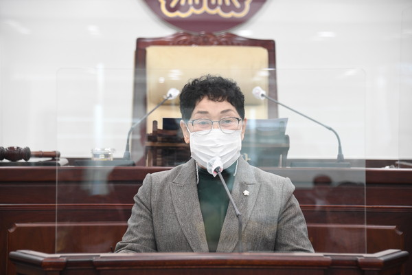 동두천시의회는 16일 제299회 제11차 본회의에 앞서, 정문영 의장은 ‘생연동 원도심 상권진흥구역 지정지원 사업’과 관련한 시의회의 입장을 밝혔다. (사진제공=동두천시의회)