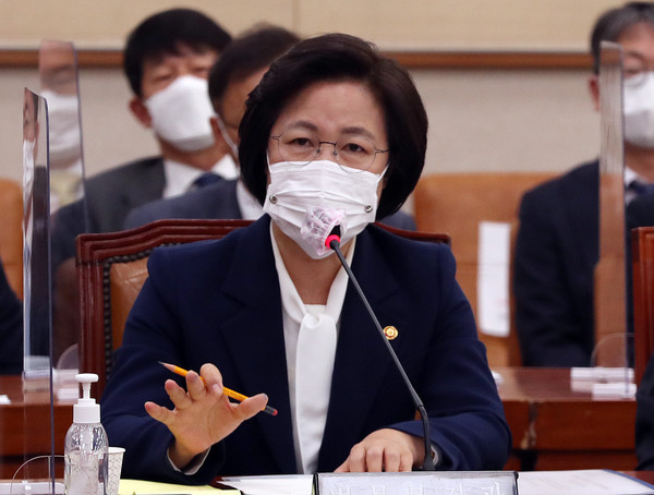 여야는 16일 열린 국회 법제사법위 전체회의에서 법무부와 대검찰청의 특수활동비 논란을 둘러싸고 또다시 정면 충돌했다. /사진은 추미애 장관이 여야 의원들의 질의에 답하고 있는 모습. (사진=뉴1)